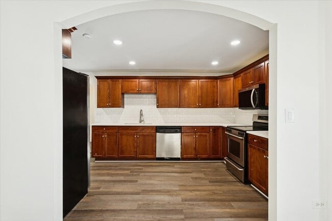 Building Photo - 540 E 4th St