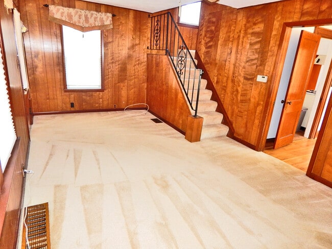 Building Photo - 122 W Maple Ave