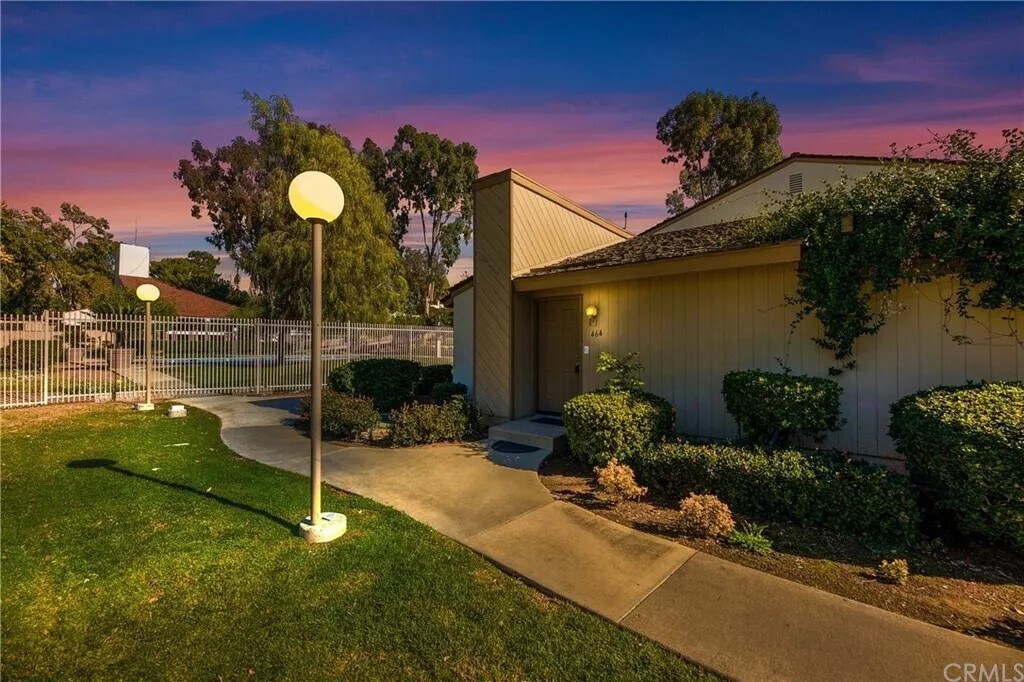Beautiful grounds - 464 Shady Ct