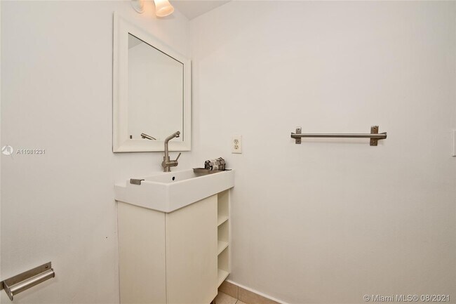 Building Photo - 357 Lakeview Dr