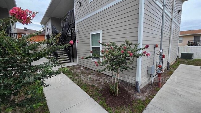 Building Photo - 915 Ariana St