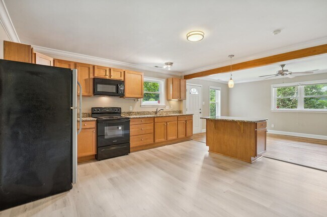 Building Photo - Now Available – Charming 3BR/2BA Home Near...