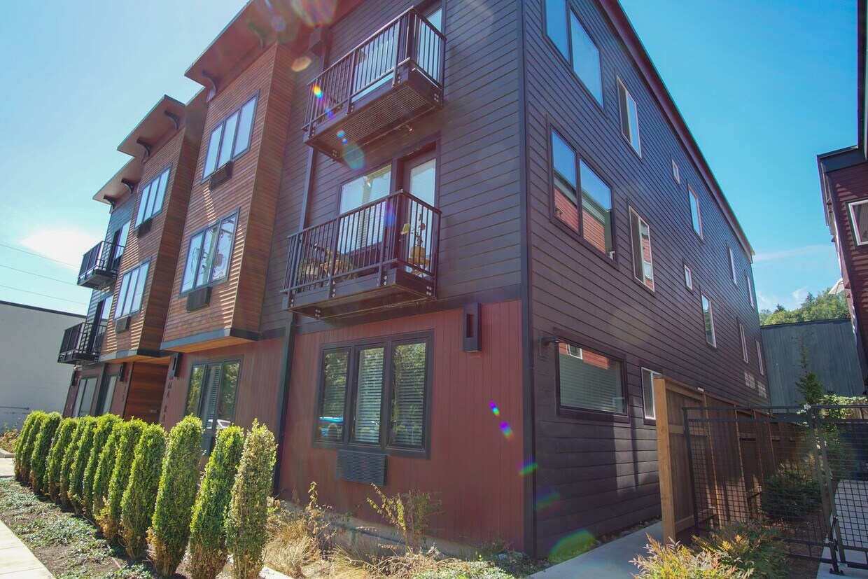Primary Photo - Modern & Spacious 1 Bedroom + Office with ...