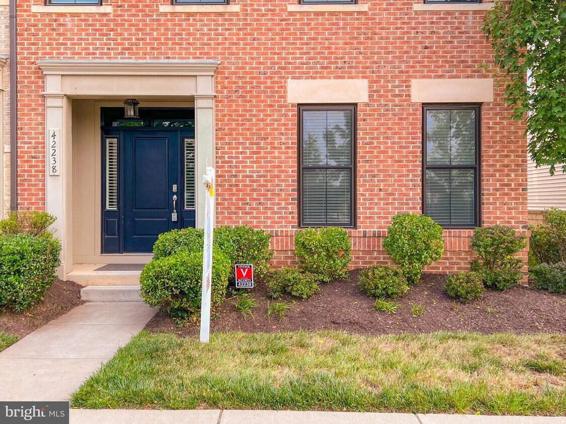 Primary Photo - 42238 Palladian Blue Terrace