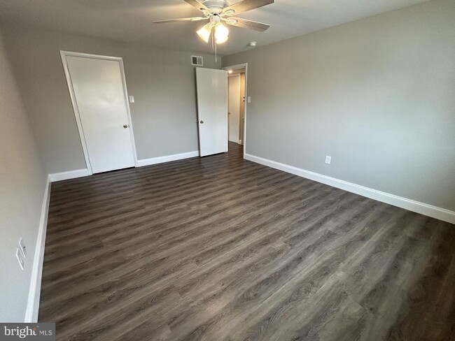 Building Photo - 2625-2627-2627 Parkside Terrace