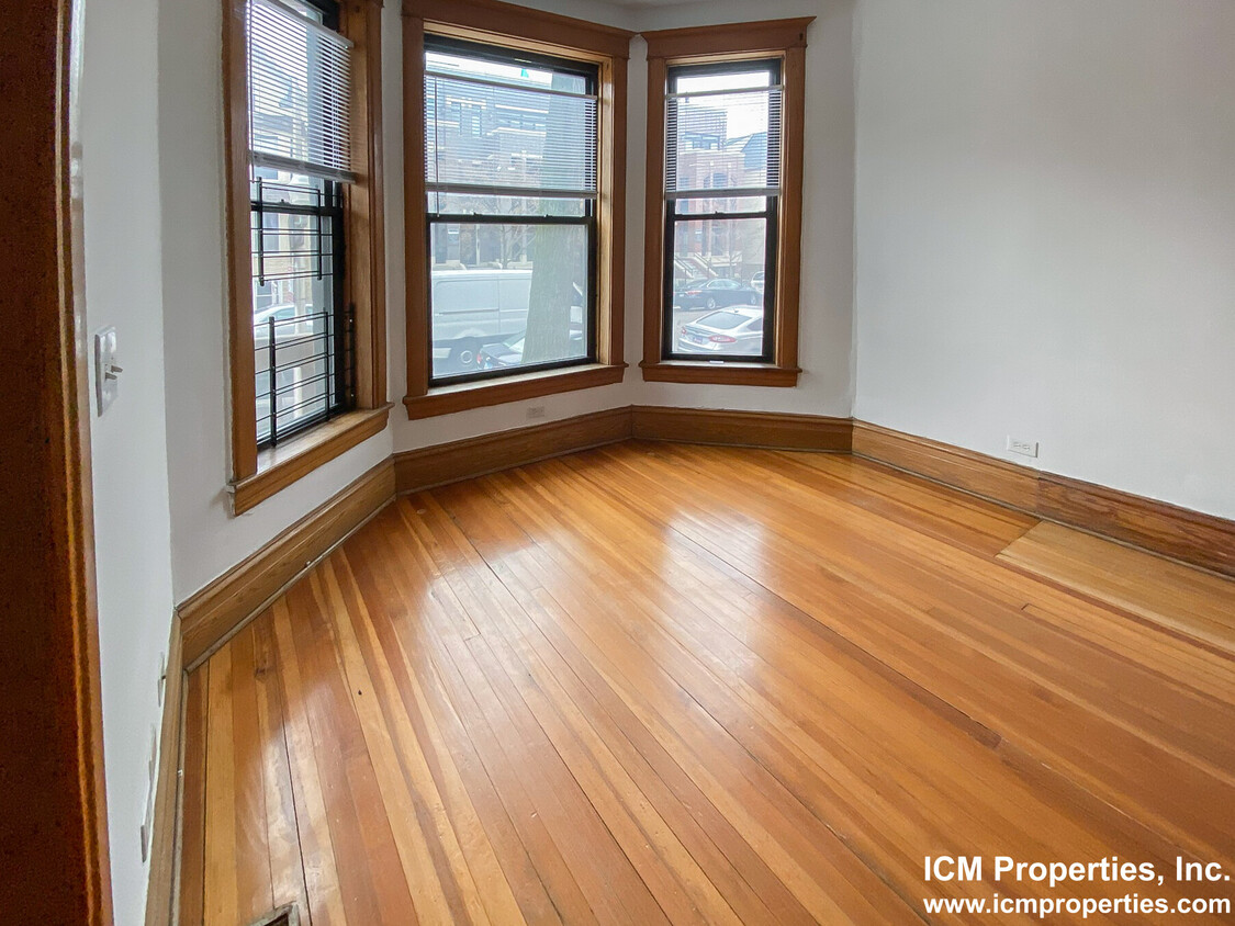 Primary Photo - 3350 N Kenmore Ave