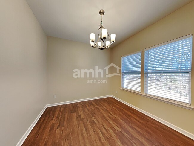 Foto del edificio - 240 Mott Rd