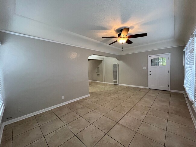 Building Photo - LARGE UPSTAIRS 2 BEDROOM 1 BATH, BUILDING ...