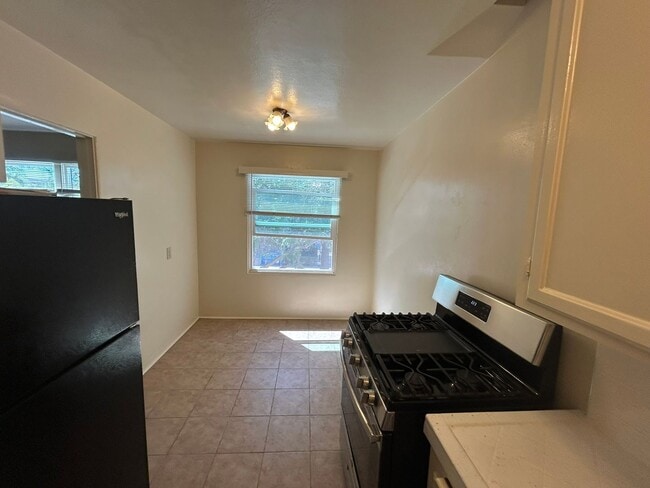 Building Photo - Bankers Hill upper unit available now!