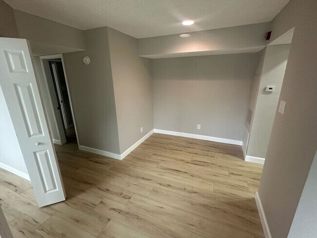Foto del edificio - ** Move in Special HALF off your first months rent** NEWLY renovated 2 bedroom/1 bath condo in Ca...