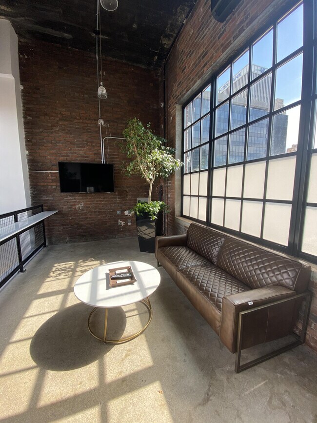 Building Photo - 126 E 6th St