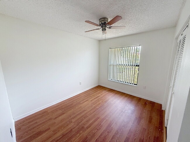 Building Photo - 3 bedroom, pet friendly home!