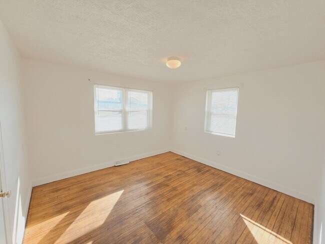 Building Photo - ? Stunning 2 Bedroom, 1 Bathroom Home with garage! ?