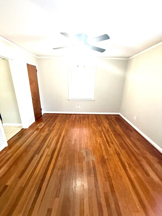 Building Photo - ** 3 Bed 1 Bath located in Morningview ** Call 334-366-9198 to schedule a self showing