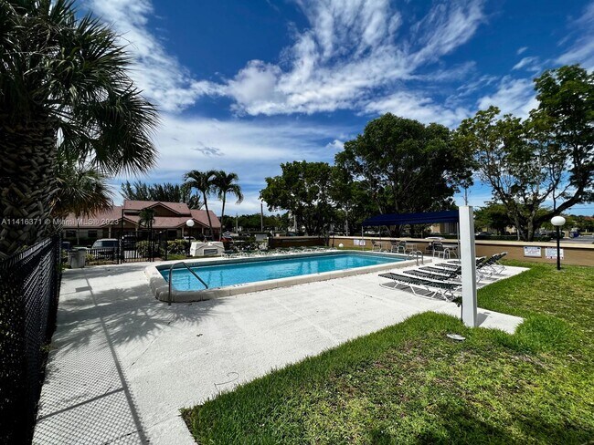 Building Photo - 2596 Riverside Dr