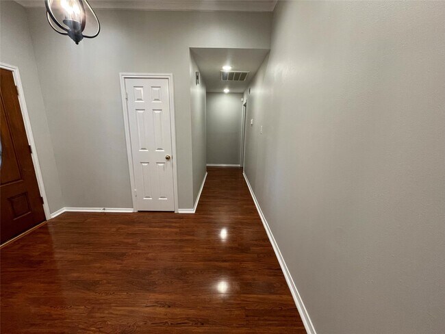 Foto del edificio - 7110 Pembrough Ln