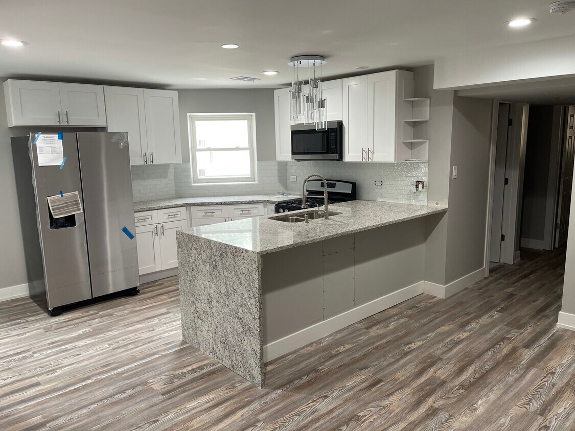 Well appointed 2 bedroom 2 bath with a host of amenities - 6420 S Saint Lawrence Ave
