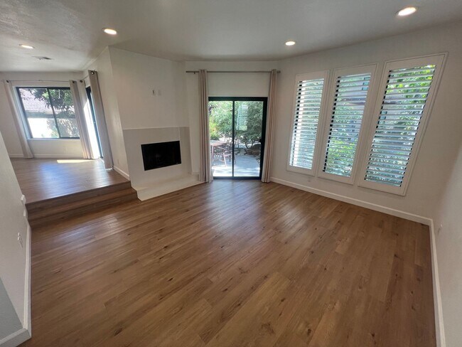 Building Photo - Beautiful upgraded 3 bed 2.5 bath Townhous...