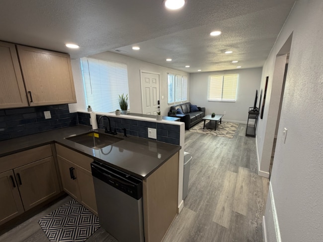 Building Photo - 800 W 10th St