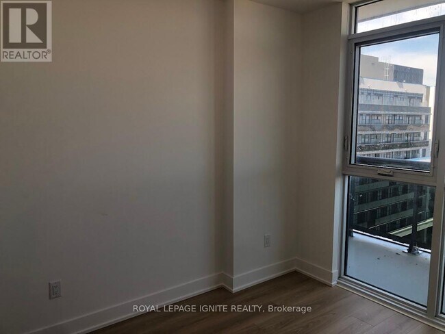 Photo du bâtiment - 2545-2545 Simcoe St N