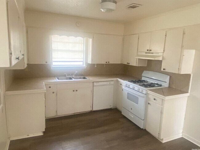 Building Photo - 624 Newcastle Dr