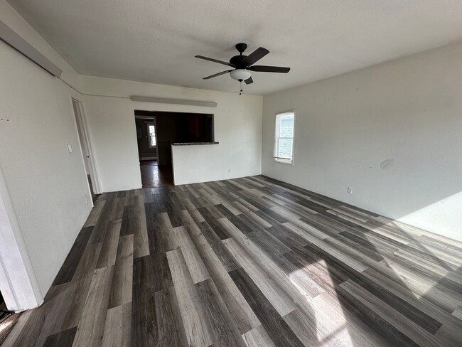 Building Photo - Pet Friendly! Corner Lot!