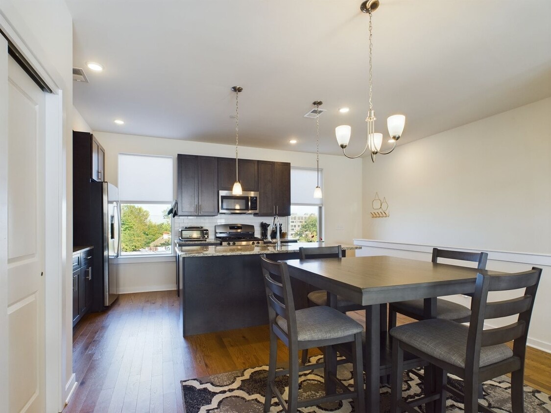 Bilevel unit with parking and rooftop Condo for Rent in Philadelphia