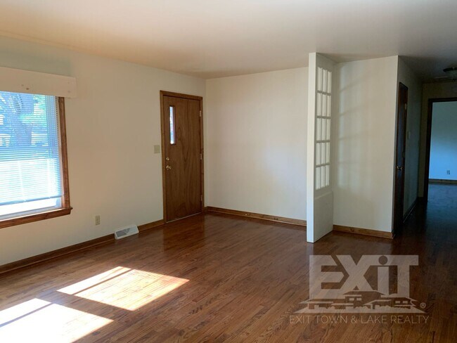 Building Photo - Cozy 2 Bedroom, 1 Bath Home