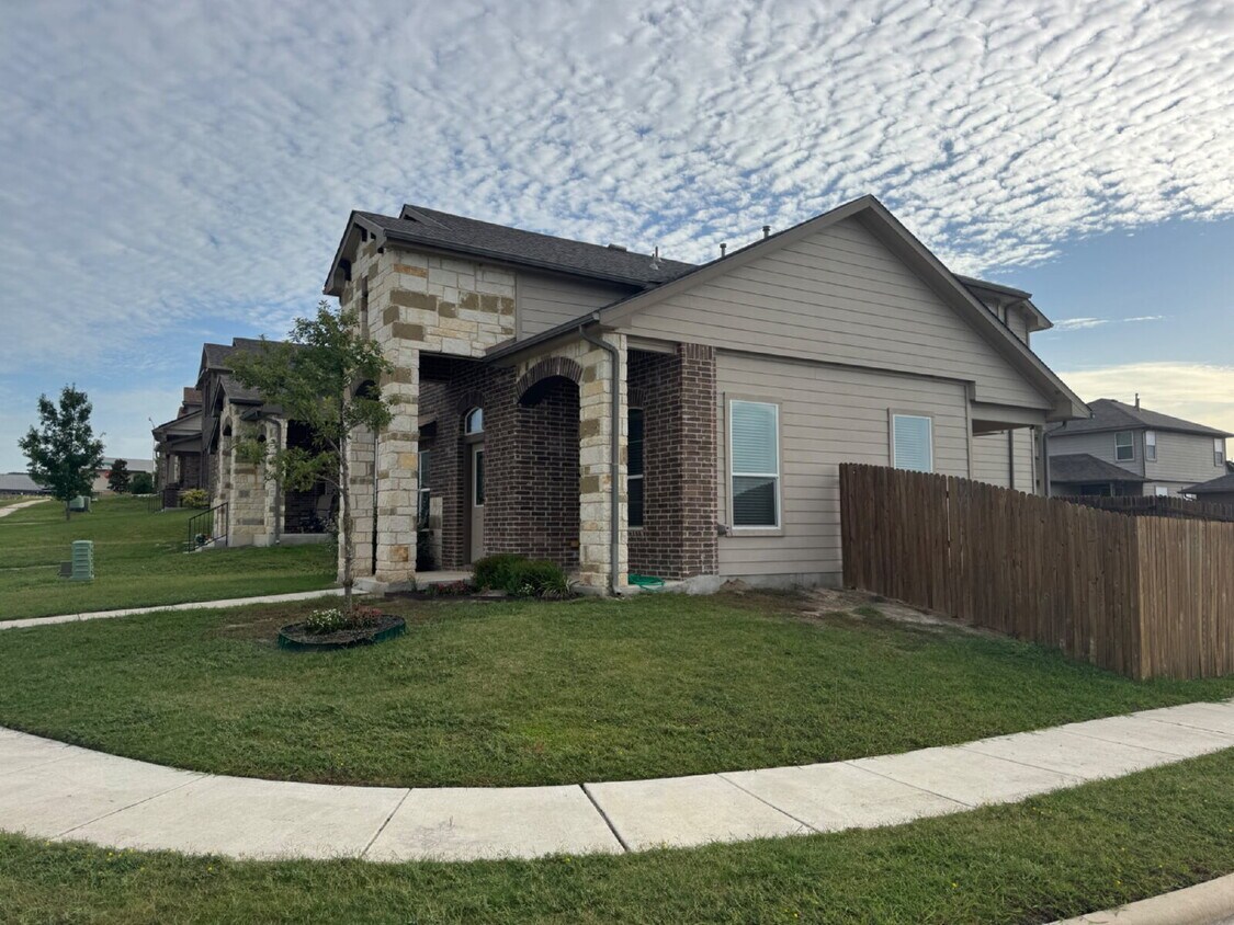 Foto principal - Three bed two bath two car garage in Cotto...