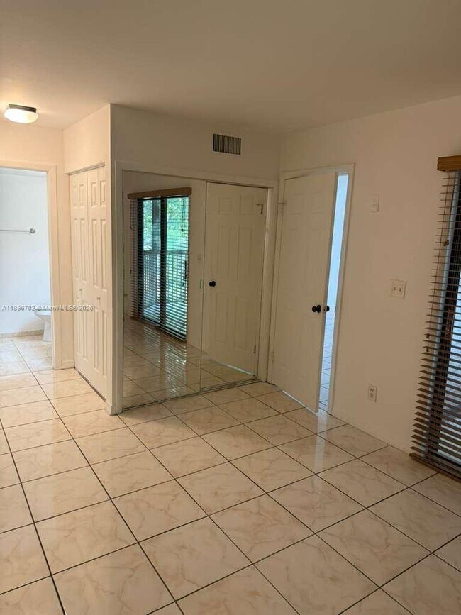Foto del edificio - 3410 Foxcroft Rd