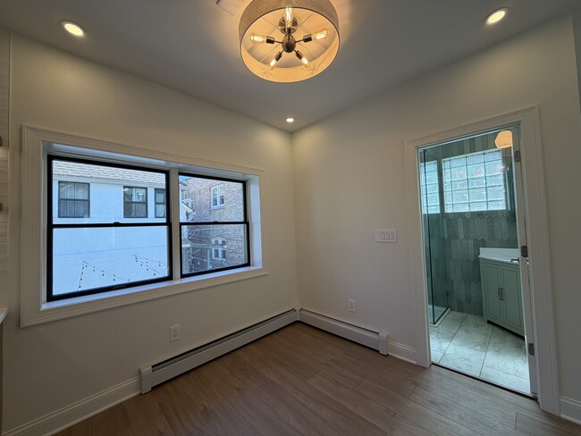 Building Photo - 5016 N Lawndale Ave