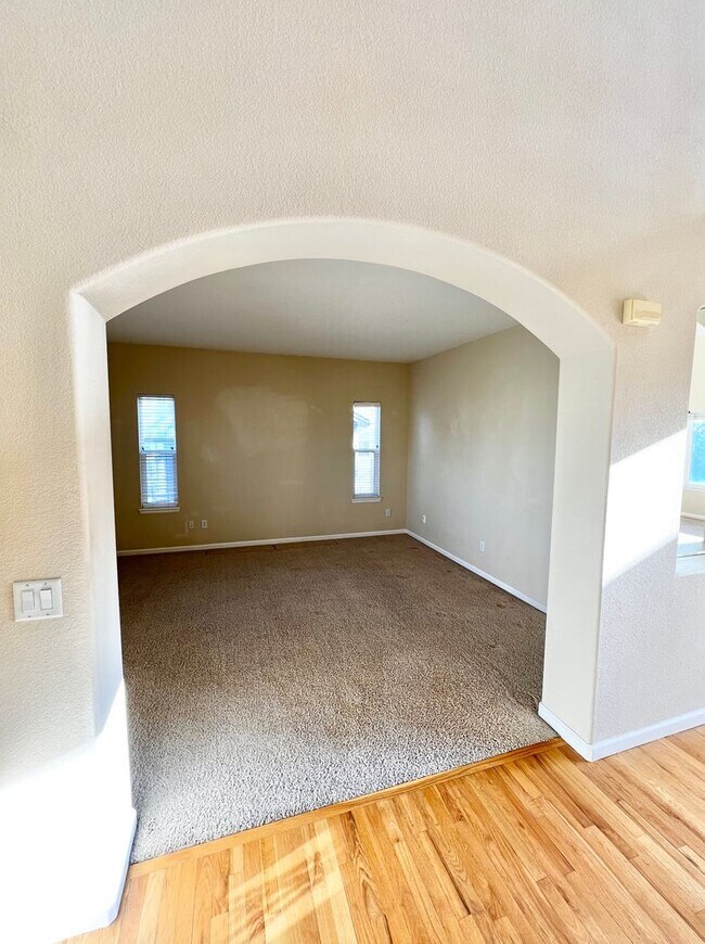 Building Photo - 4 bed, 3 bath Home in Huntington Hills Nei...