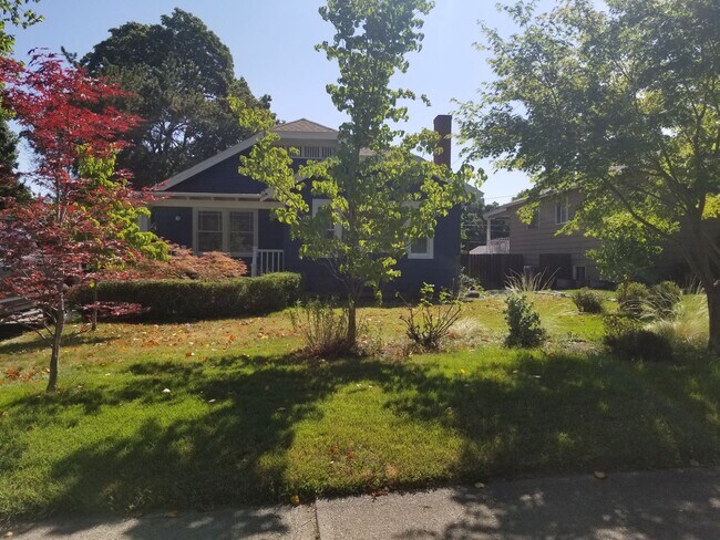 Foto del edificio - N. 25th Ave 2 bedroom Craftsman w/basement