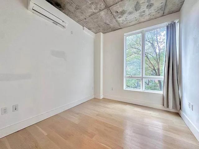 Foto del edificio - 3 bedroom in BROOKLYN NY 11206