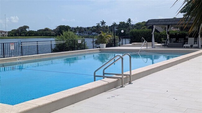 Foto del edificio - 491 Ives Dairy Rd