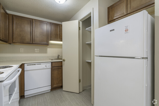 1BR, 1BA - 670SF Kitchen - Knoll West