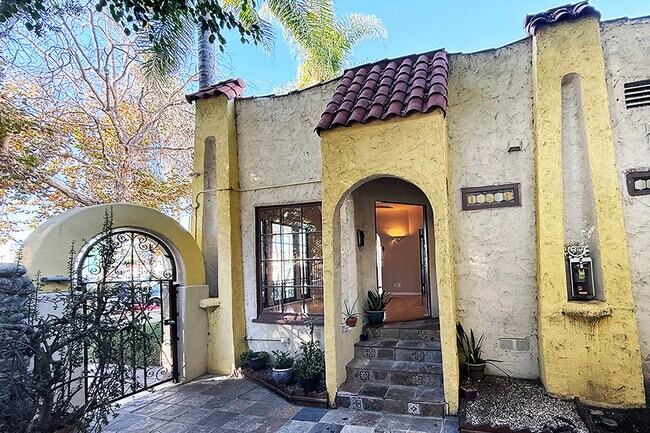 Foto del edificio - 632 N Sycamore Ave