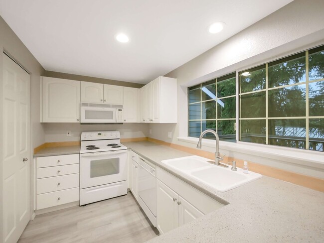 Building Photo - 2 Bed and 1 Bath Exceptional Condo is Avai...