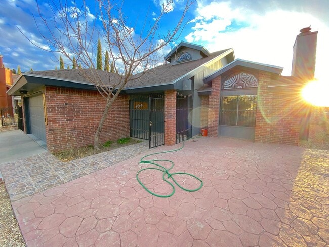 Building Photo - East El Paso 4 bed Refrig A/C!