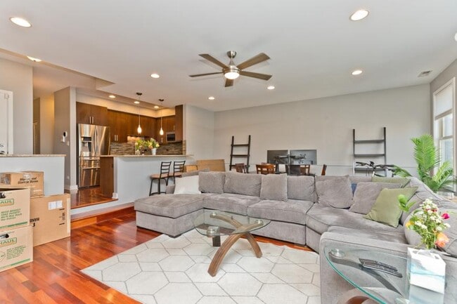 Building Photo - 2 bedroom in Chicago IL 60622