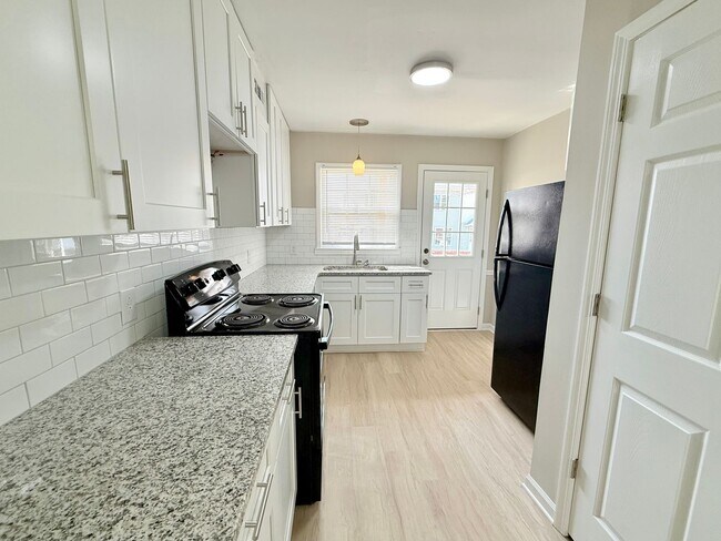 Foto del edificio - 3819 Rosehaven Dr