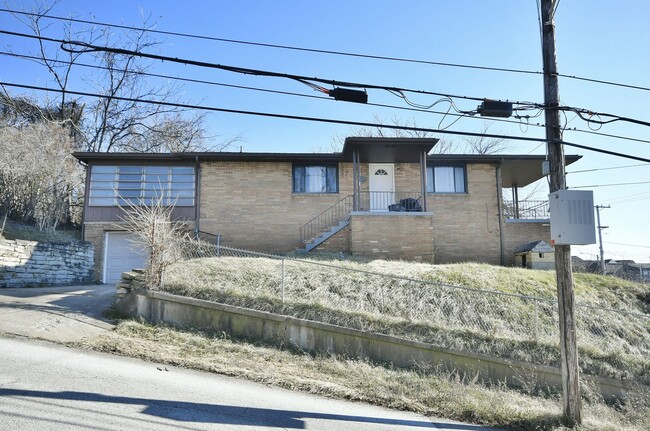 Foto del edificio - Charming 3-Bedroom Ranch in North Braddock...