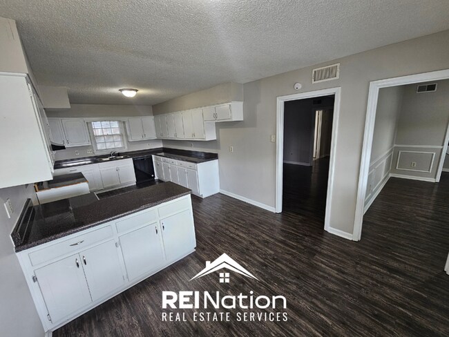 Foto del edificio - Grand 5BR/3BA East Memphis Estate | 2,603 Sq Ft, Hardwood Floors, Fireplace & Large Yard