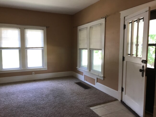 front rm - 302 W 1ST ST