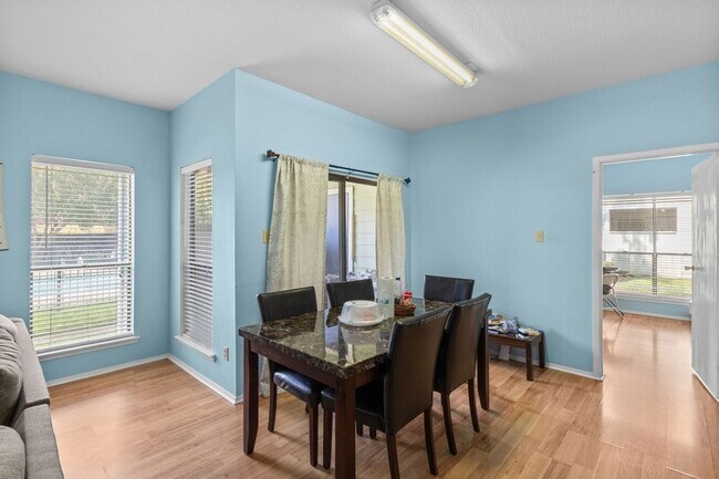 Foto del edificio - 6602 Harbor Town Dr