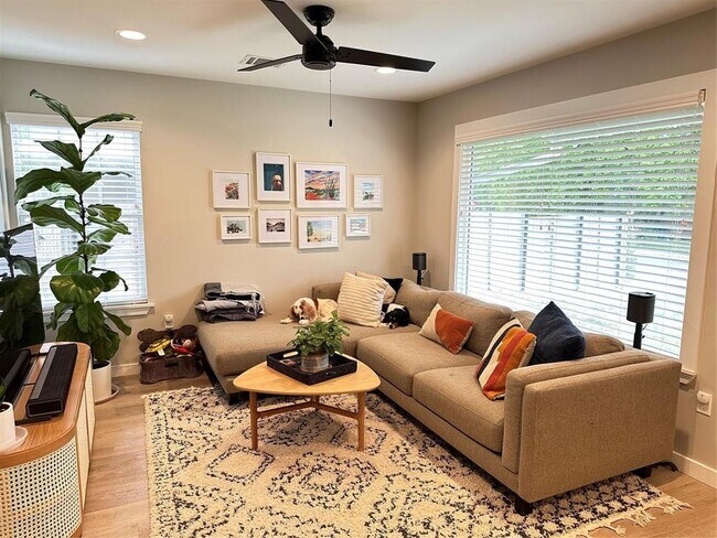Foto del edificio - 3103 Locke Ln