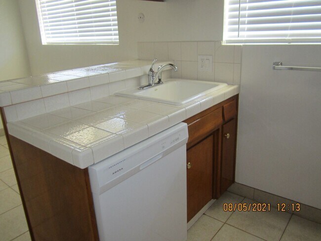 Building Photo - 2 br, 1 bath House - 4314 UNIVERSITY AVE #8