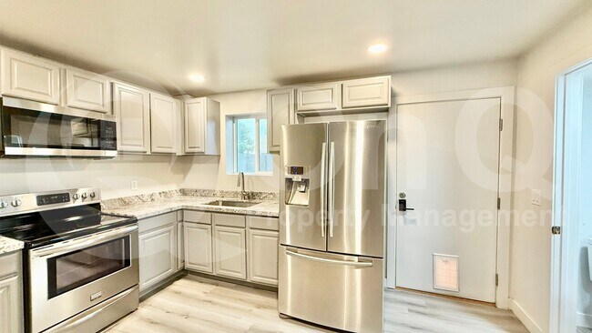 Building Photo - 6108 W Townley Ave