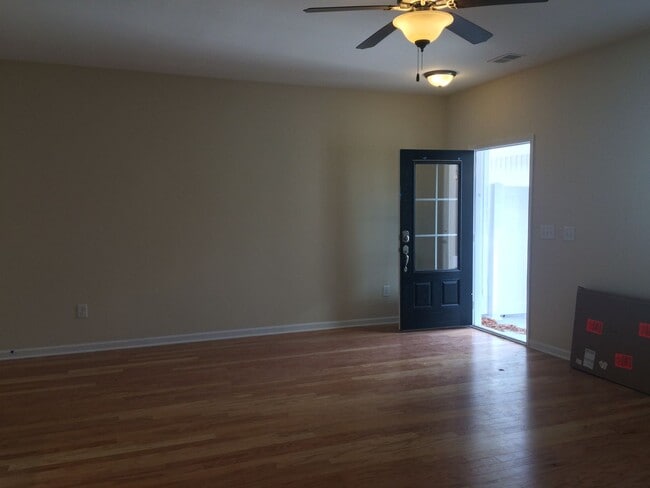 Building Photo - Beautiful townhome in International Club
