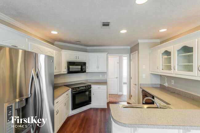 Building Photo - 715 Roland Manor Dr